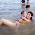 Làng sao - Vũ Thu Phương và con gái đùa vui cùng sóng biển
