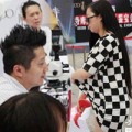 Thời trang - Cô gái cởi phăng áo lót vì bị nói xài hàng rởm