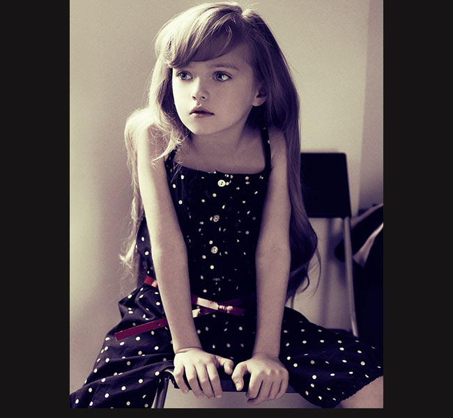 Kristina Pimenova năm nay mới 9 tuổi nhưng cô bé đã gia nhập làng giải trí với tư cách người mẫu nhí  từ khi 3 tuổi. 
