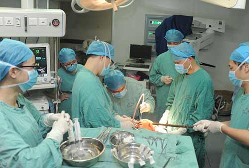 Thanh sắt xuyên thủng đầu vẫn sống sót thần kỳ - 4