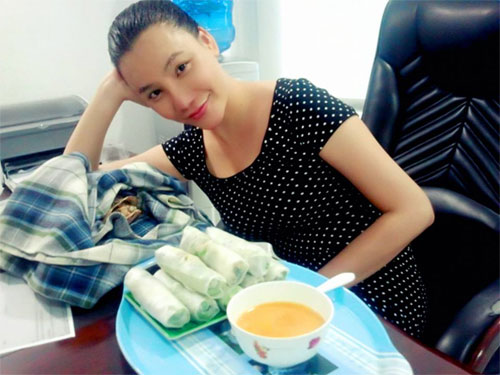 Hồ Quỳnh Hương âu yếm chú rùa cưng - 2