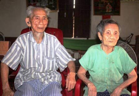 Đôi vợ chồng cao tuổi nhất châu Á là người Việt Nam - 1