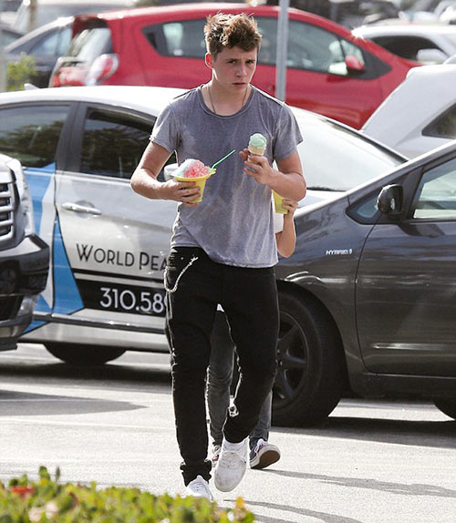 Brooklyn Beckham bình thản sau tin bạn gái có bồ - 3