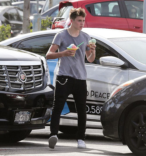 Brooklyn Beckham bình thản sau tin bạn gái có bồ - 2