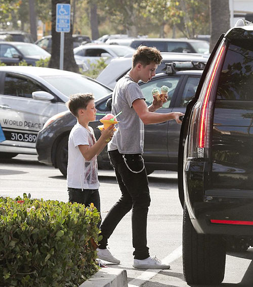 Brooklyn Beckham bình thản sau tin bạn gái có bồ - 4