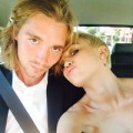 Làng sao - Người bạn nhận giải thay Miley Cyrus là tội phạm truy nã