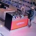 Tin tức - Clip: Nhờ nạp thẻ rồi trộm điện thoại trong cửa hàng