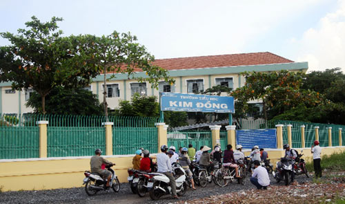 Người lạ vào tận trường, lừa trấn lột 2 học sinh lớp 1 - 1