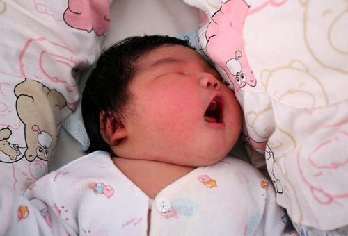 Bé sơ sinh vừa chào đời đã 6,3kg - 2