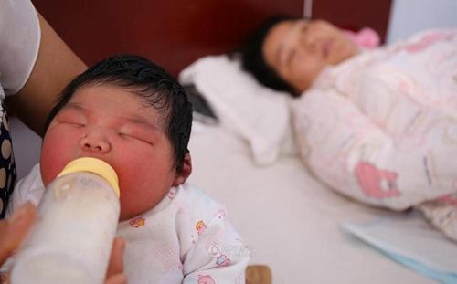 Bé sơ sinh vừa chào đời đã 6,3kg - 3
