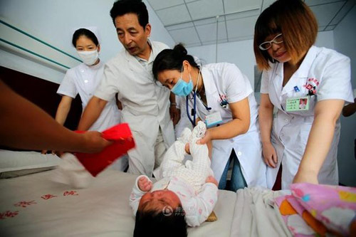 Bé sơ sinh vừa chào đời đã 6,3kg - 4