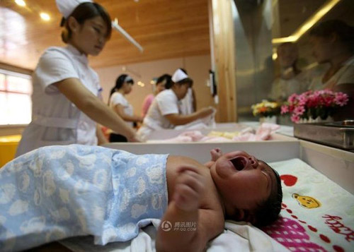 Bé sơ sinh vừa chào đời đã 6,3kg - 1