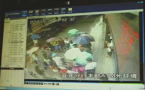 Được 20 người che ô khi đẻ rơi dưới trời mưa - 1