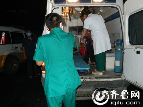 Mẹ 43 tuổi sinh con bên đường rồi tự cắt dây rốn - 2