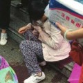 Bà bầu - Được 20 người che ô khi đẻ rơi dưới trời mưa
