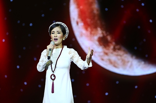 Hồng Nhung, Hà Hồ mặc áo dài khoe giọng mượt mà - 1