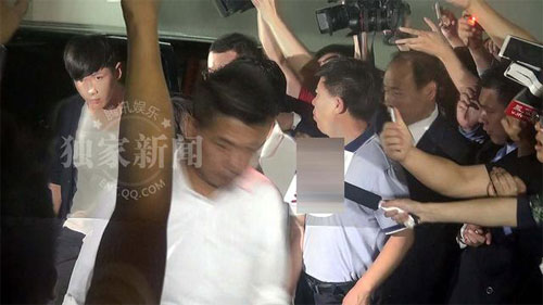 Kha Chấn Đông xung đột với phóng viên sau khi được thả - 1
