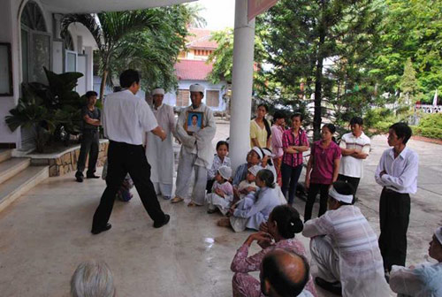 Mặc áo tang, mang di ảnh người chết “vây” sở y tế - 4