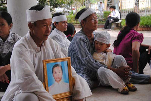Mặc áo tang, mang di ảnh người chết “vây” sở y tế - 5