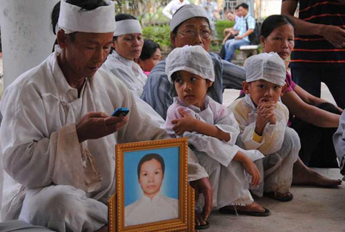 Mặc áo tang, mang di ảnh người chết “vây” sở y tế - 6