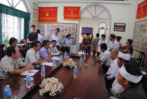 Mặc áo tang, mang di ảnh người chết “vây” sở y tế - 7