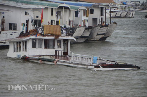 Sóng dữ nhấn chìm tàu du lịch thứ 3 trên vịnh Hạ Long - 1