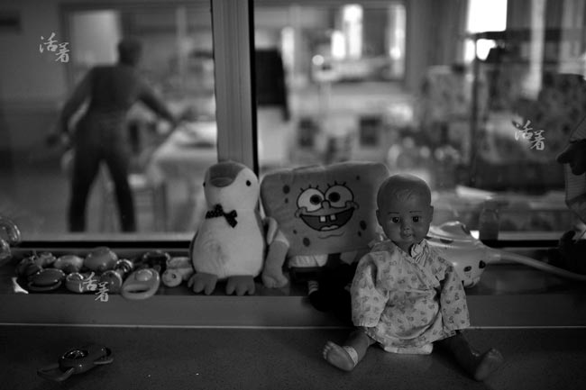 Thiên thần nhỏ cũng có một vài món đồ chơi, chủ yếu do các cô y tá mua cho và một số người đến thăm tặng cậu bé.
