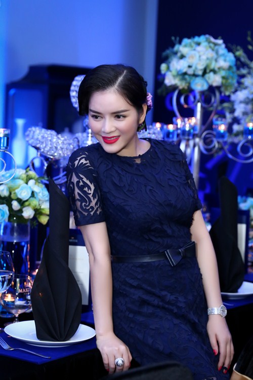 Lý Nhã Kỳ kiêu sa trong đêm tiệc tại nhà riêng - 1