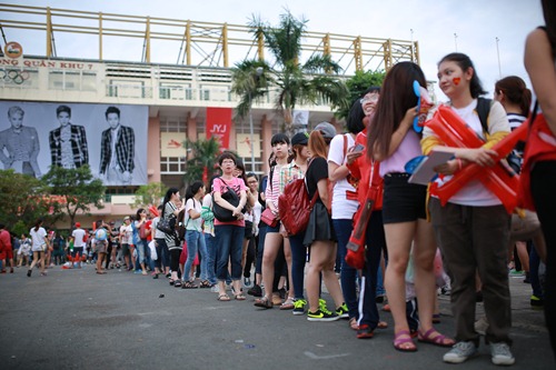 JYJ đội mưa hát trước hàng nghìn fan Việt - 1