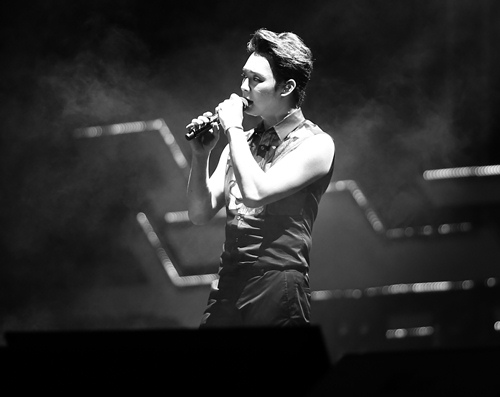 JYJ đội mưa hát trước hàng nghìn fan Việt - 10