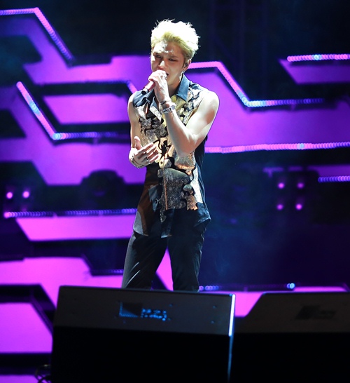 JYJ đội mưa hát trước hàng nghìn fan Việt - 11