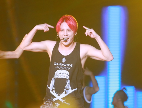 JYJ đội mưa hát trước hàng nghìn fan Việt - 12