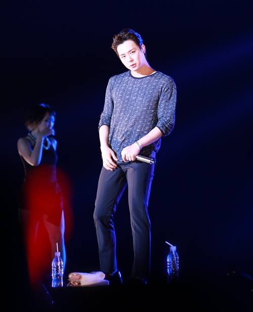 JYJ đội mưa hát trước hàng nghìn fan Việt - 13