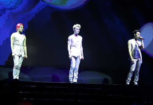 JYJ đội mưa hát trước hàng nghìn fan Việt - 14