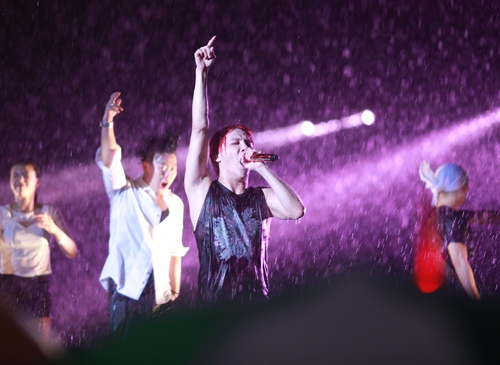 JYJ đội mưa hát trước hàng nghìn fan Việt - 16