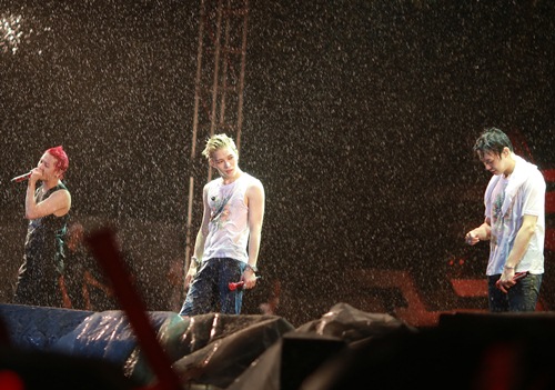 JYJ đội mưa hát trước hàng nghìn fan Việt - 17