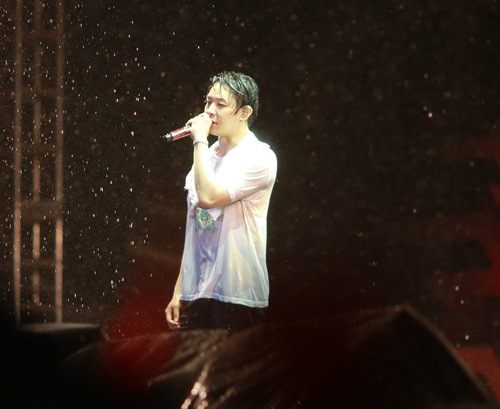 JYJ đội mưa hát trước hàng nghìn fan Việt - 18