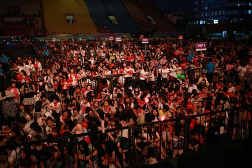 JYJ đội mưa hát trước hàng nghìn fan Việt - 2