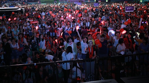 JYJ đội mưa hát trước hàng nghìn fan Việt - 3