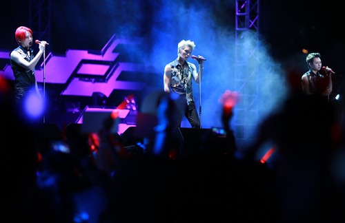 JYJ đội mưa hát trước hàng nghìn fan Việt - 4