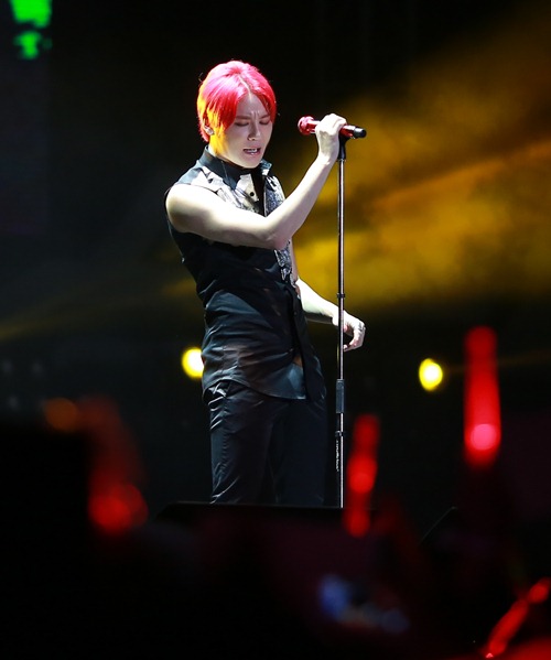 JYJ đội mưa hát trước hàng nghìn fan Việt - 5