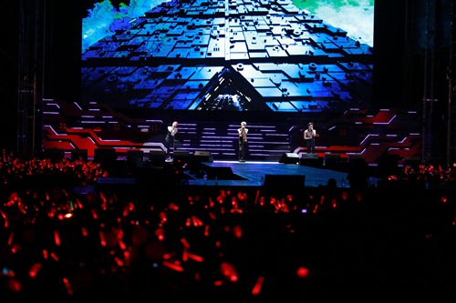 JYJ đội mưa hát trước hàng nghìn fan Việt - 6