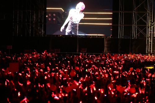 JYJ đội mưa hát trước hàng nghìn fan Việt - 7