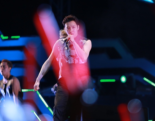 JYJ đội mưa hát trước hàng nghìn fan Việt - 8