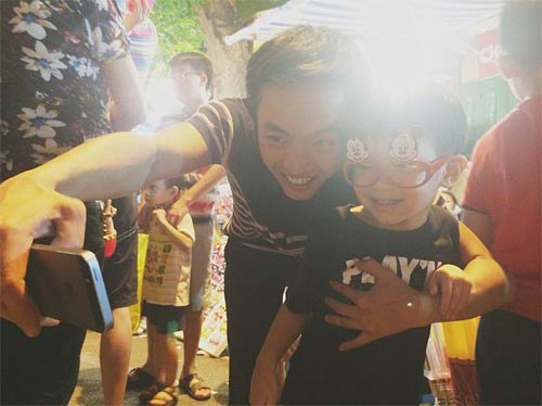 Hai cha con Subeo quậy tưng bừng phố Hàng Mã - 1