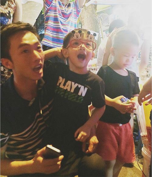 Hai cha con Subeo quậy tưng bừng phố Hàng Mã - 2