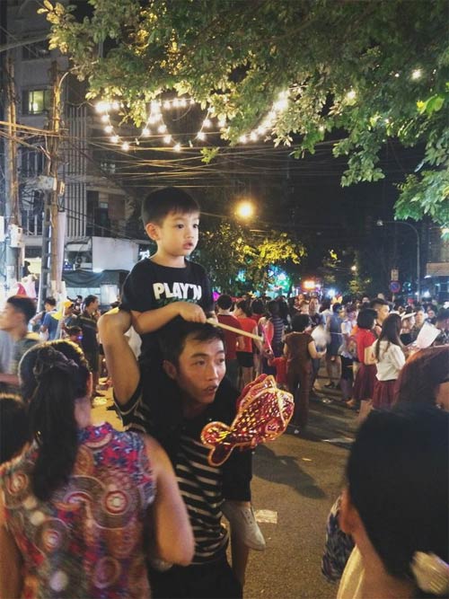 Hai cha con Subeo quậy tưng bừng phố Hàng Mã - 5