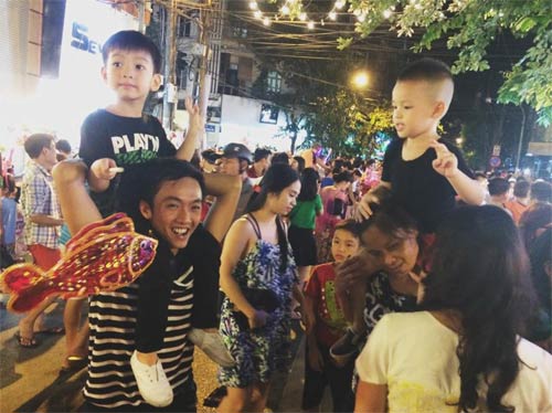 Hai cha con Subeo quậy tưng bừng phố Hàng Mã - 6