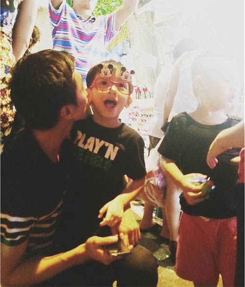 Hai cha con Subeo quậy tưng bừng phố Hàng Mã - 3