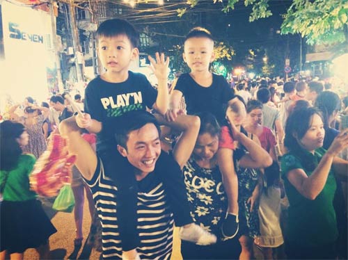 Hai cha con Subeo quậy tưng bừng phố Hàng Mã - 7